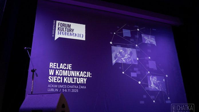 Zdjęcie przedstawia ekran na którym wyświetlona jest grafika z napisem Forum Kultury Studenckiej. Całość w kolorach fiolet i czerń.