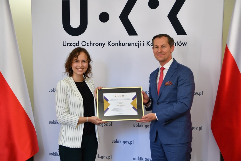 Anna Urbanek odbierająca nagrodę