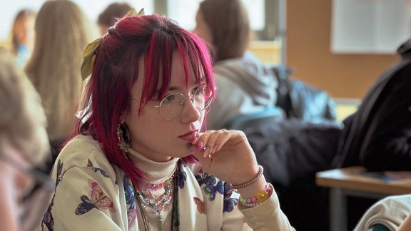 młoda dziewczyna siedzi w ławce 