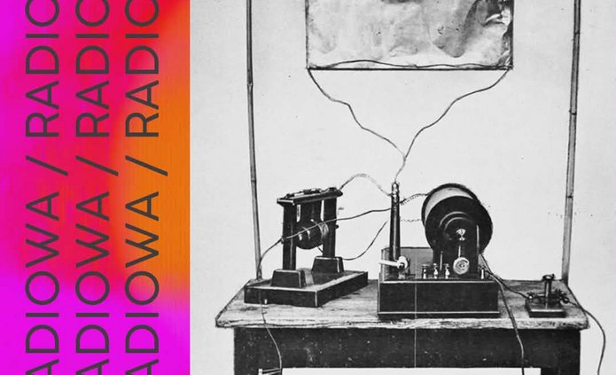 The photo shows an old radio device.