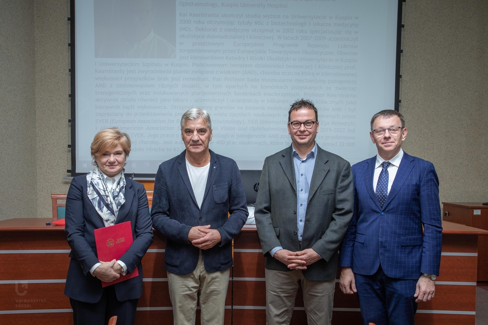 zdjęcie grupowe podczas wręczania medalu