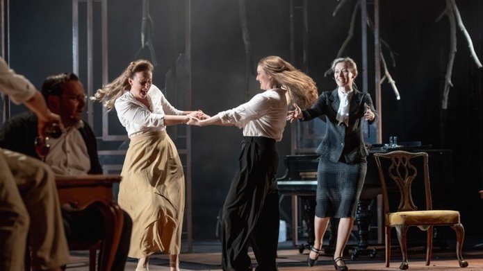 Zdjęcie ze spektaklu "Biedermannowie" w Teatrze Powszechnym