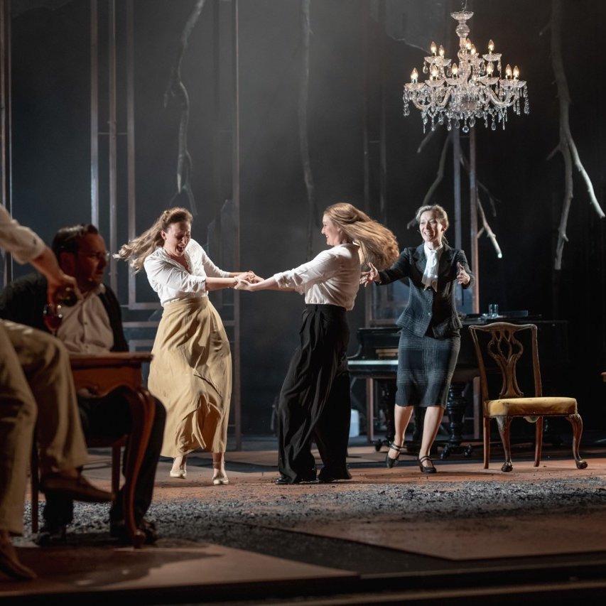 Zdjęcie ze spektaklu "Biedermannowie" w Teatrze Powszechnym