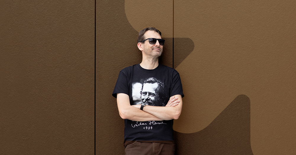 Portret Rektora Rafała Matery na tle ściany