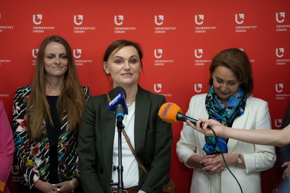 prof. A.Kurczewska podczas briefingu z mediami