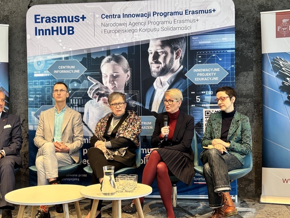 Uczesniczki i uczestnik panelu podczas otwarcia siedziby InnHUB
