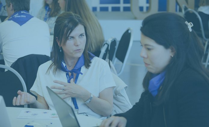 Dwie rozmawiające kobiety