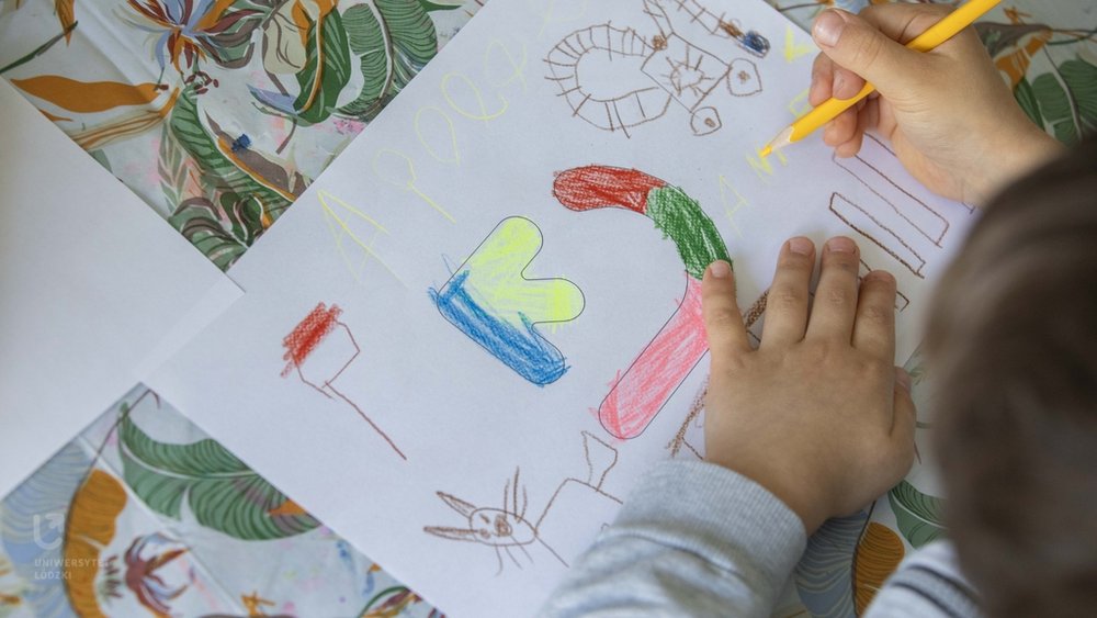 Dzieci malują projekty kartek na potrzeby akcji UŁ "Za kwiaty dziękujemy"