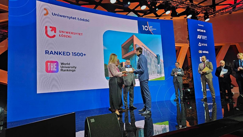 Konferencja LUMEN 2024. Rektor UŁ odbiera nagrodę