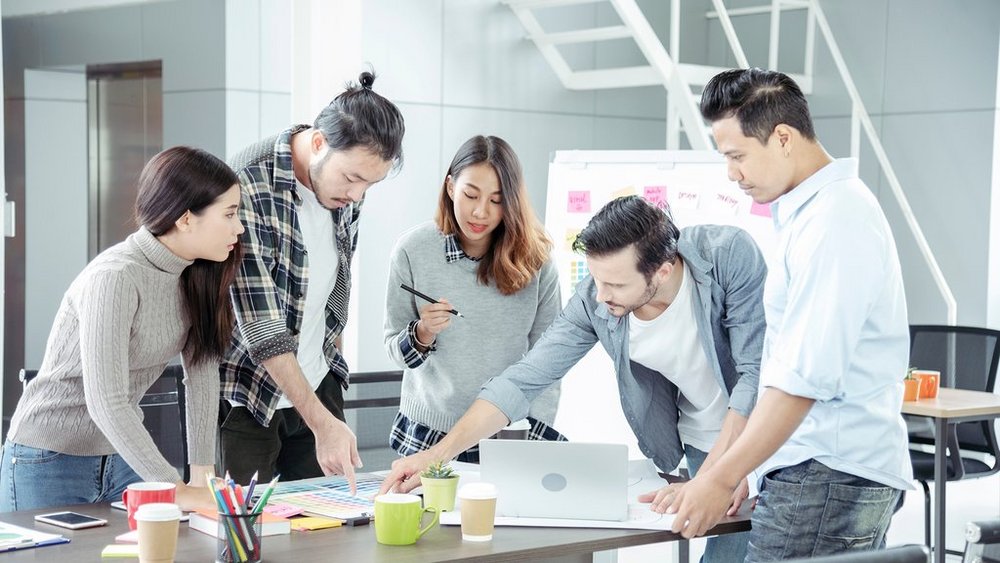 grupa młodych ludzi