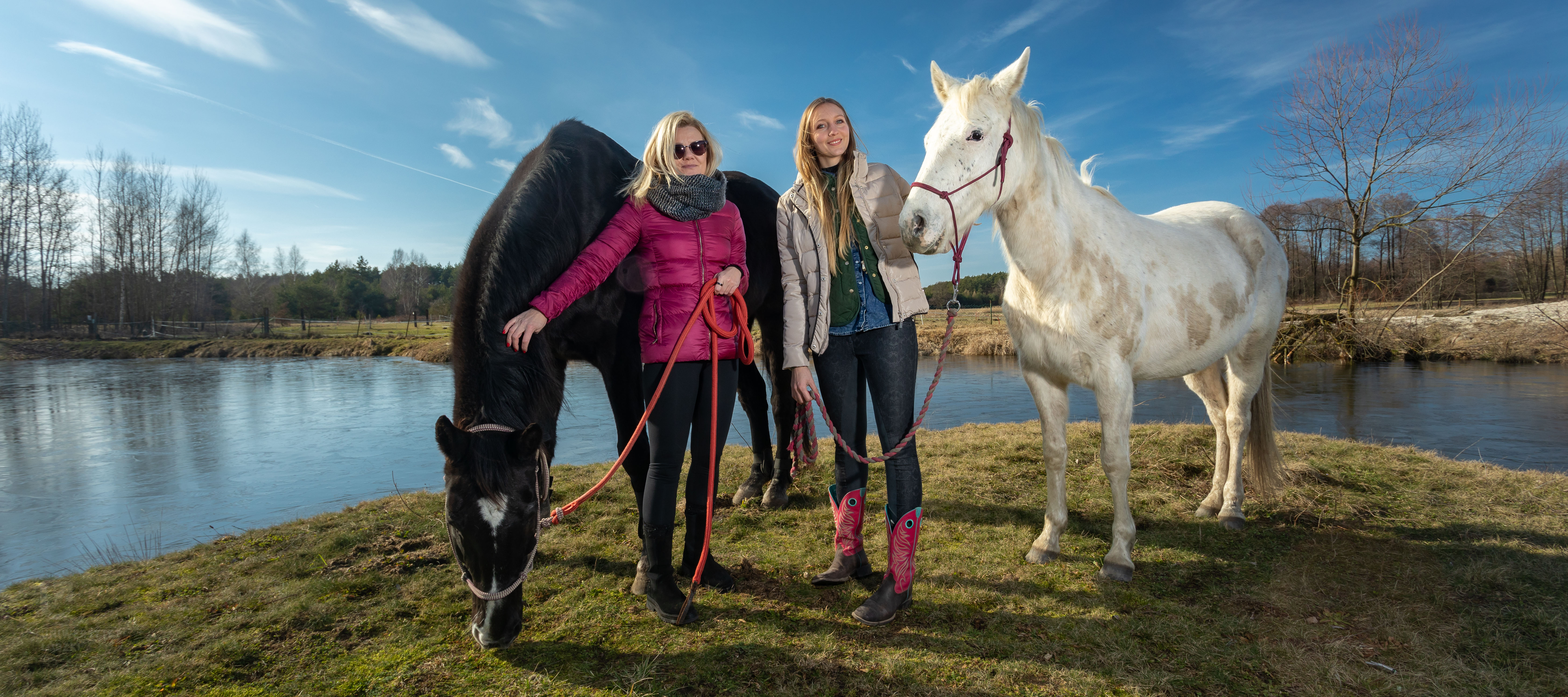 zdjęcie przedstawiające Kingę Rucką i Monikę Talarowską pozujące z dwoma koniami