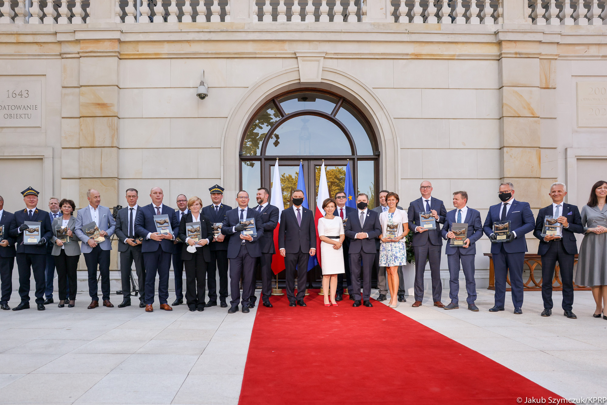 Zdjęcie grupowe - laureaci nagrody wspólnie z Prezydentem Andrzejem Dudą.