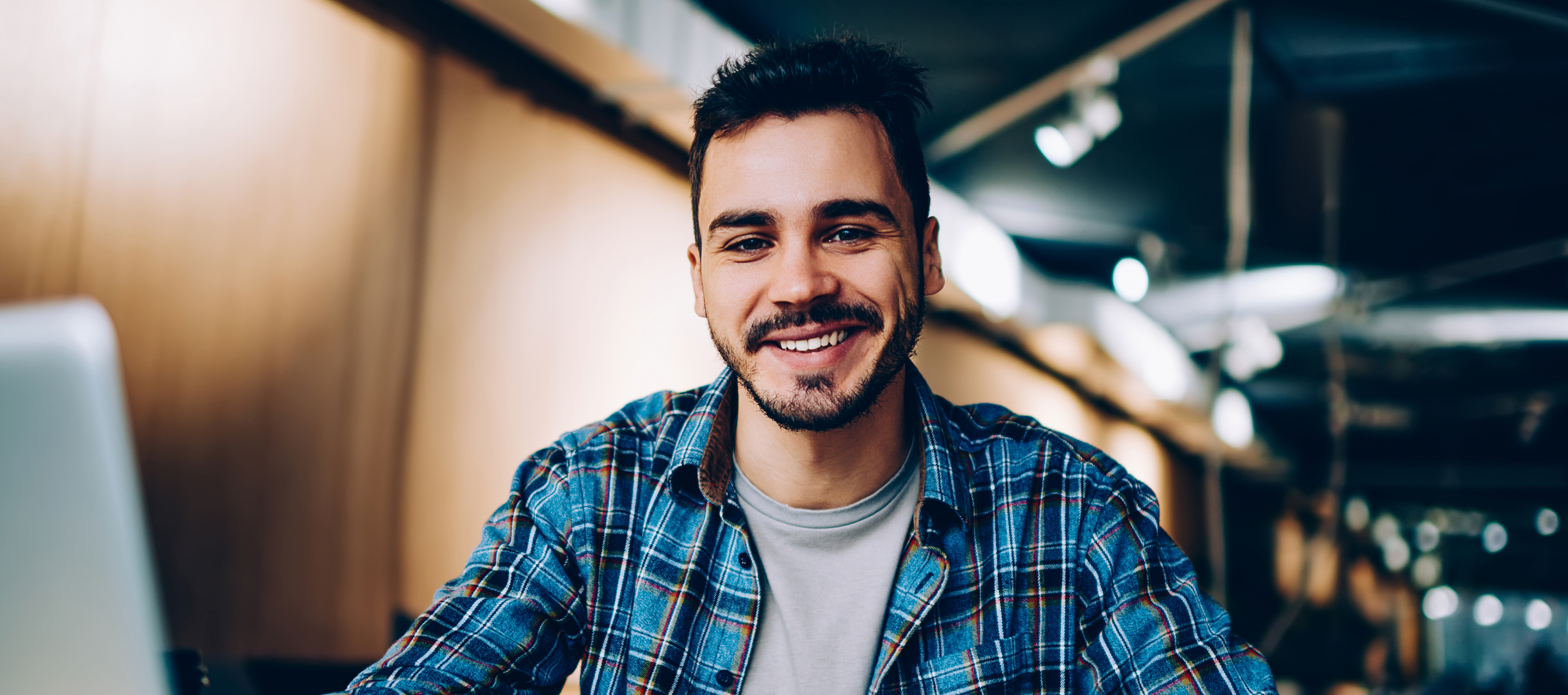 mężczyzna przy komputerze