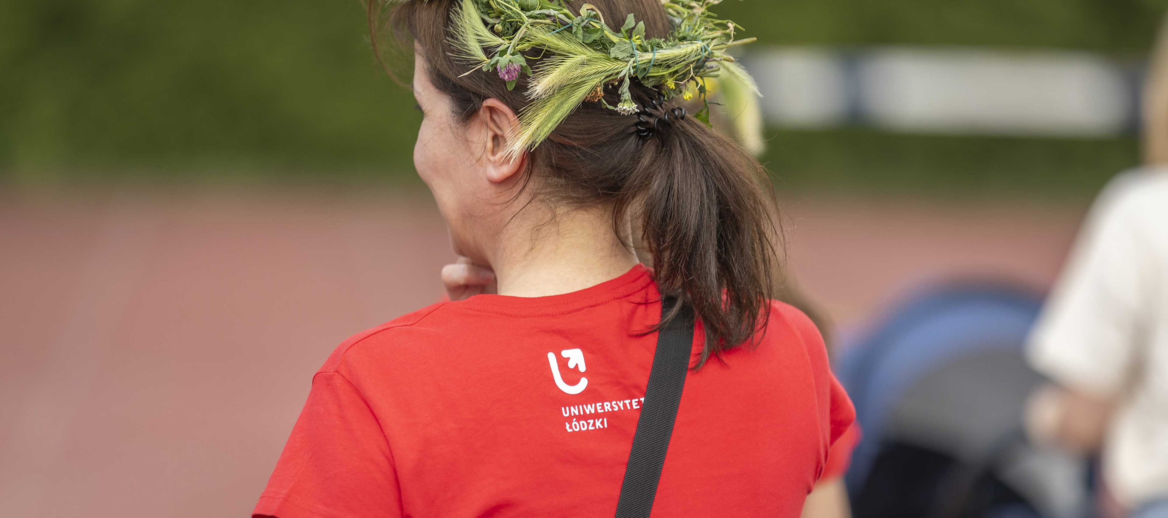 Kobieta w wianku w koszulce UniLodz