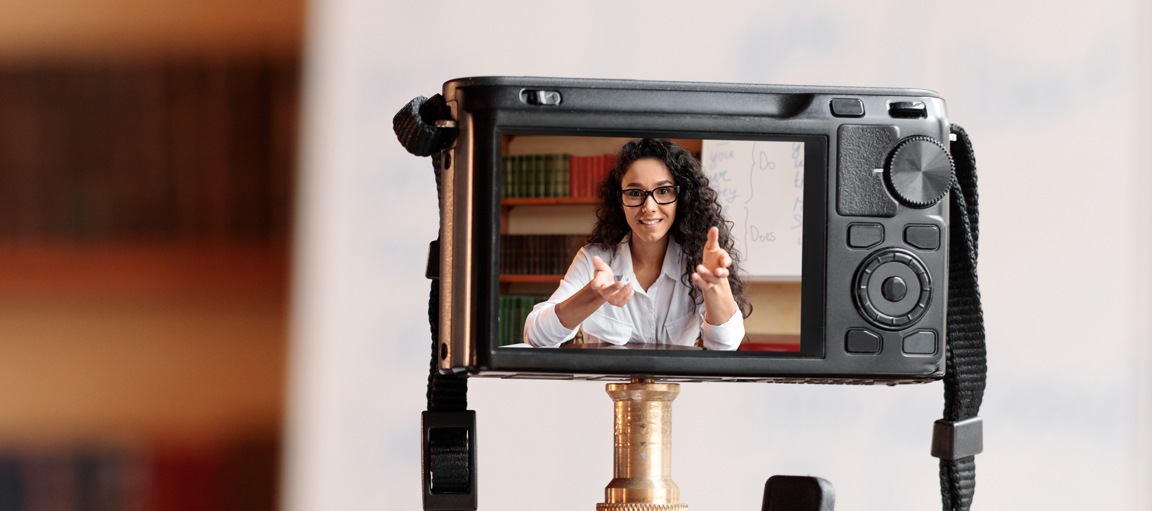 Twarz młodej kobiety w obiektywie aparatu