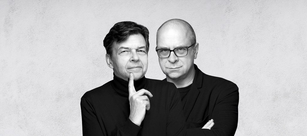 Dwóch mężczyzn patrzy przed siebie 