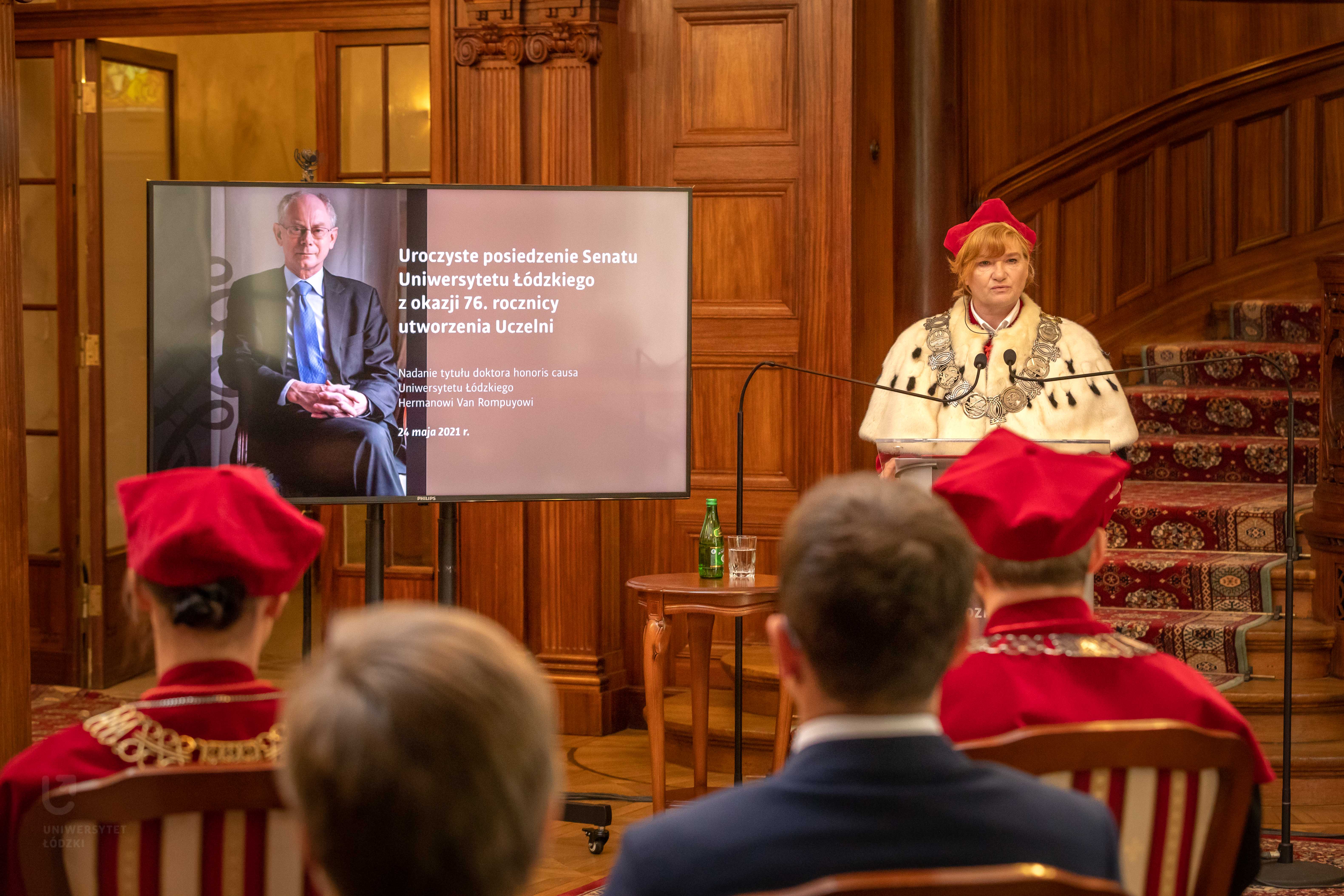 prof. Elżbieta Żądzińska, Rektor UŁ obok ekranu ze zdjęciem Hermana Van Rompuya