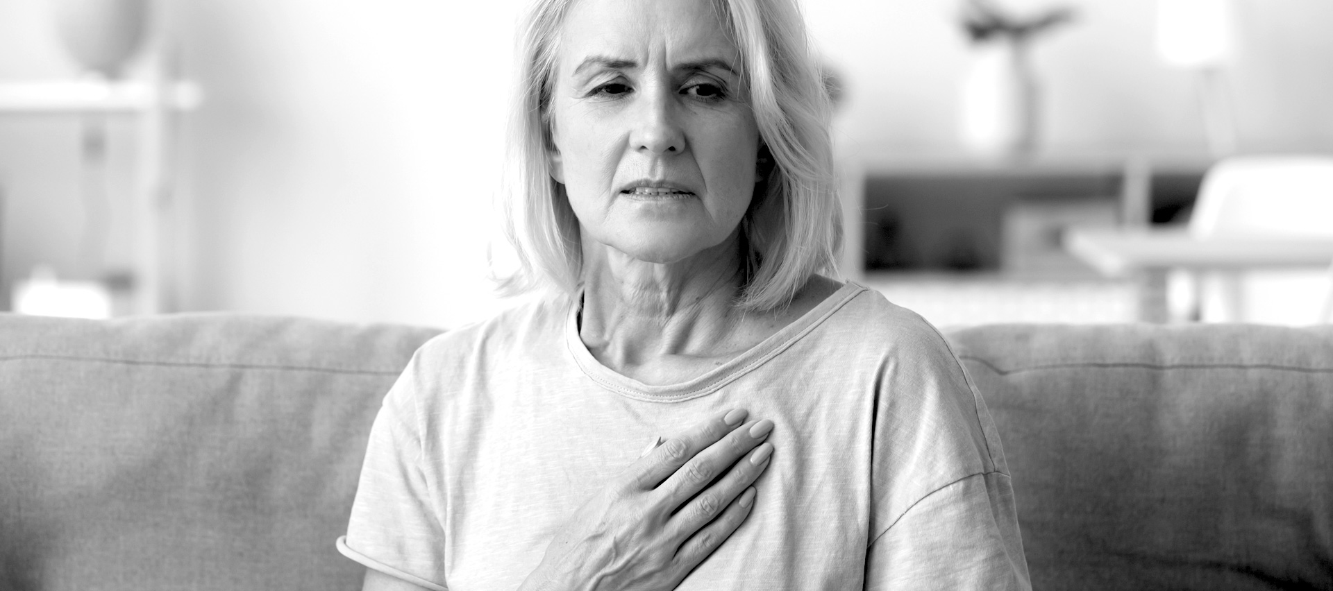 kobieta z bólem klatki piersiowej