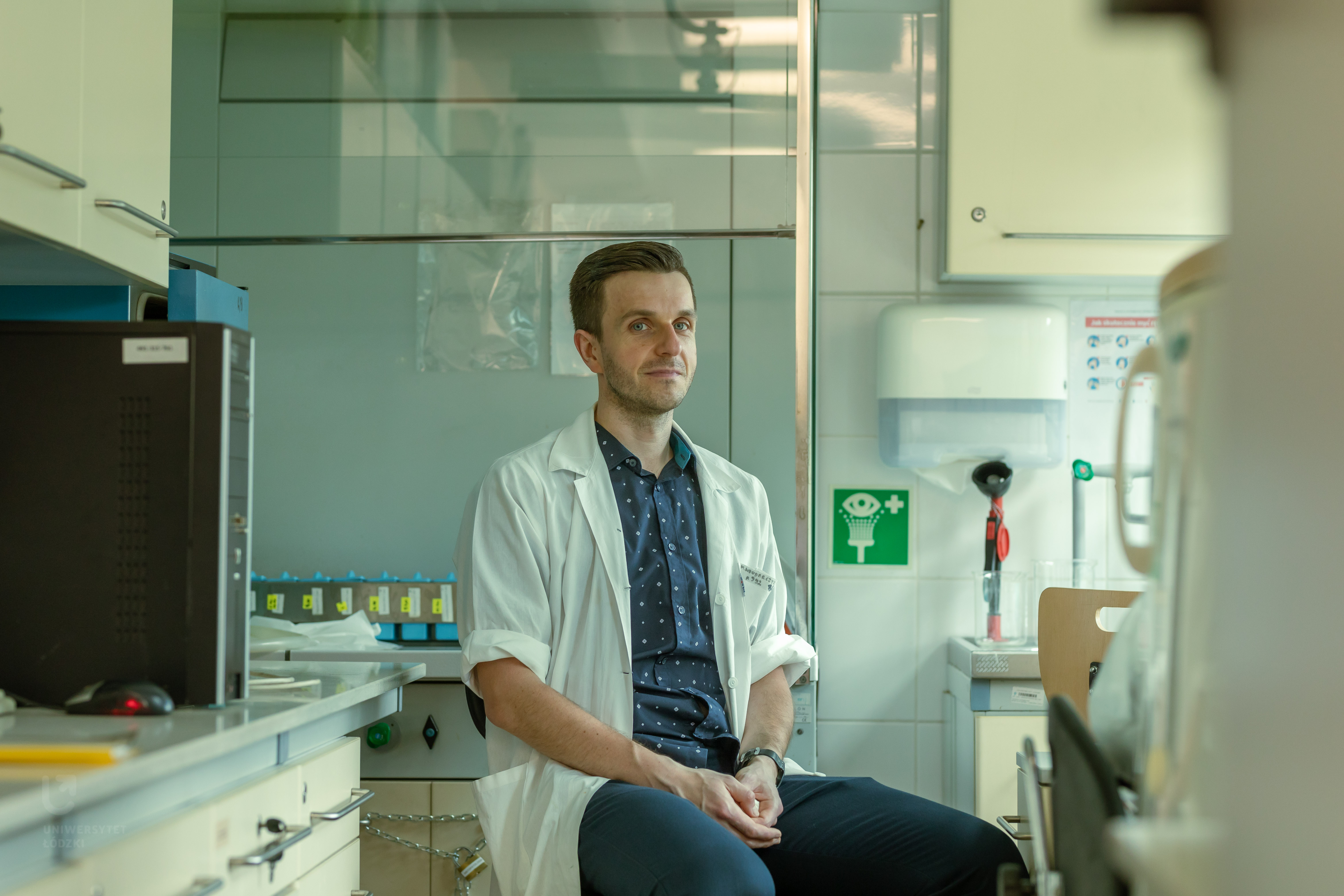 dr Marcin Włodarczyk podczas pracy w laboratorium