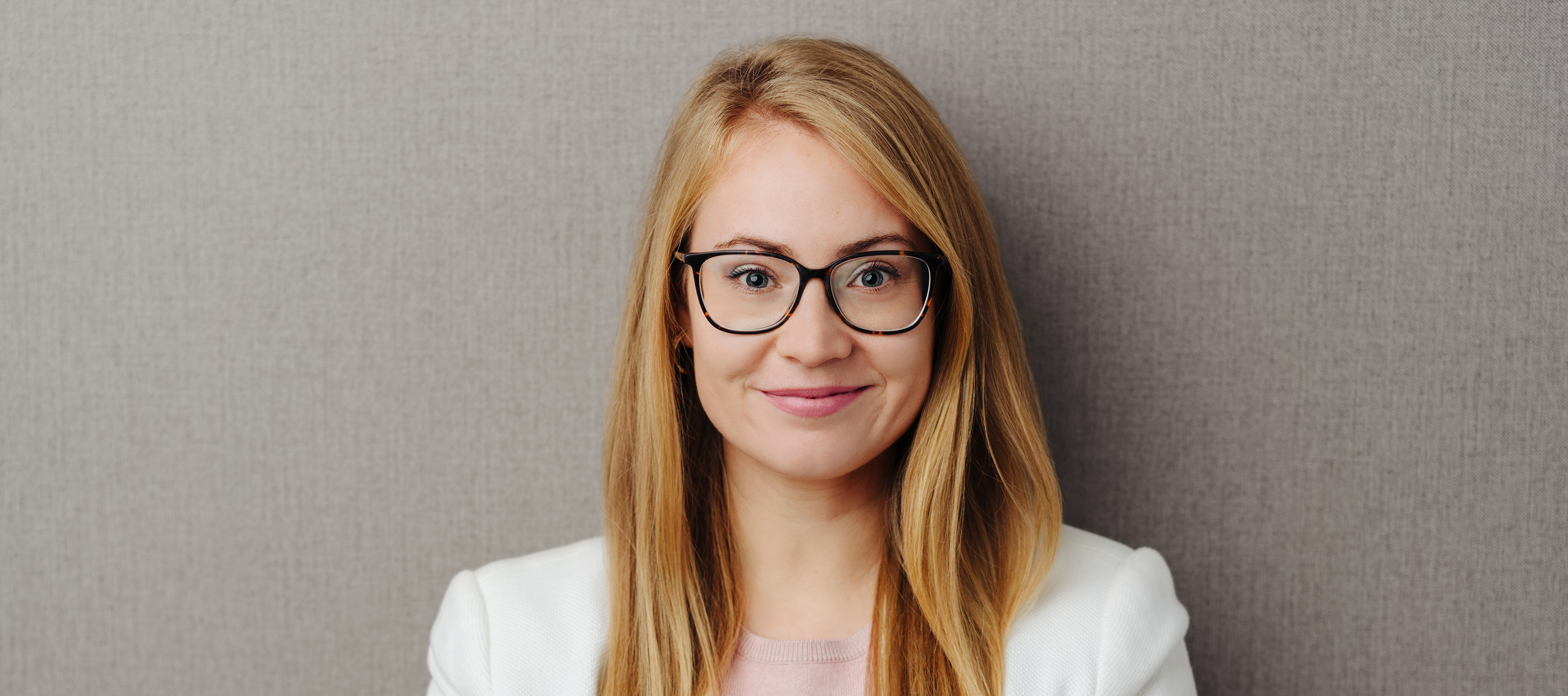 uśmiechnięta dziewczyna w okularach - portret