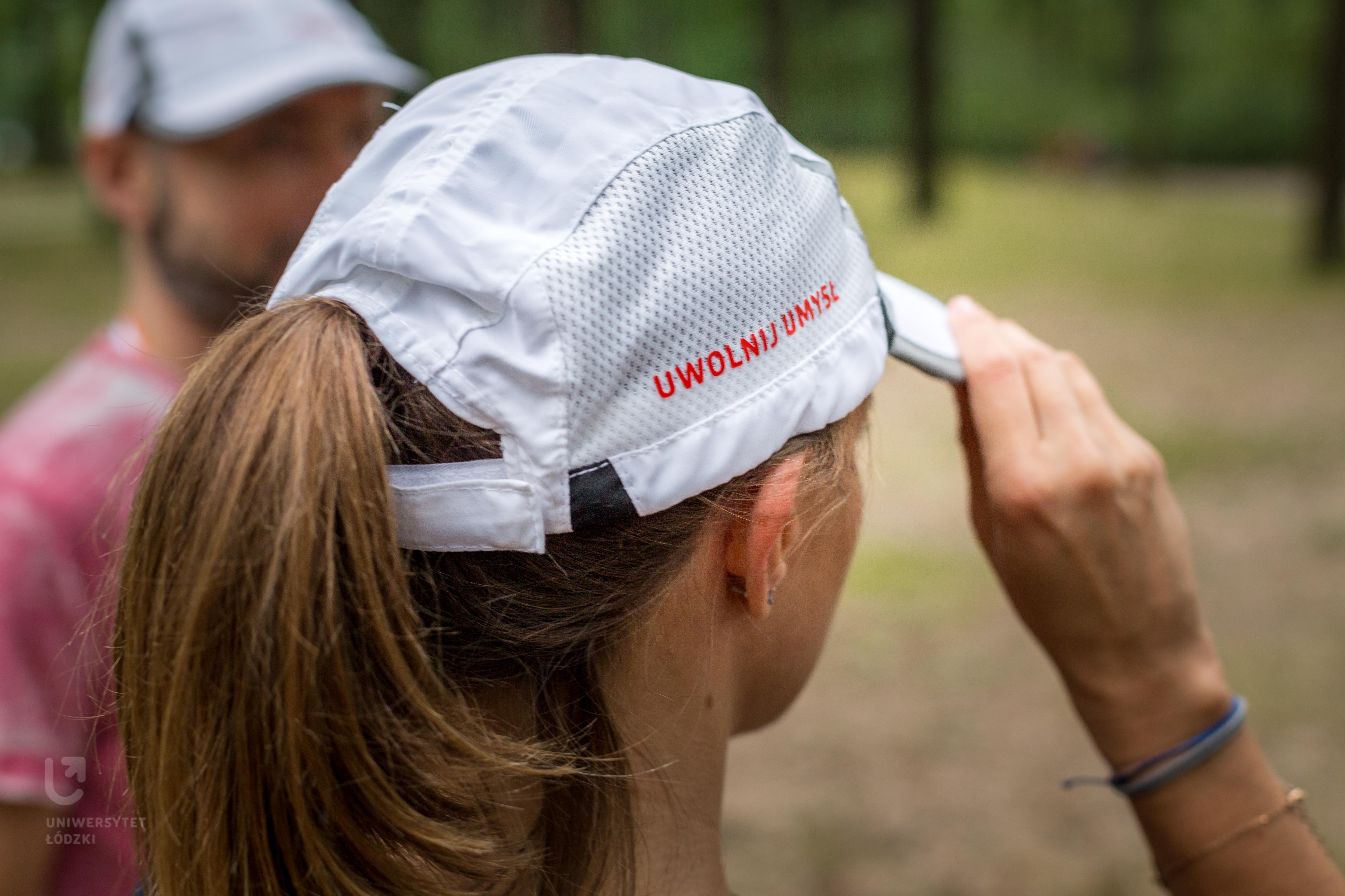 Kobieta w czapce z daszkiem z napisem Uwolnij umysł