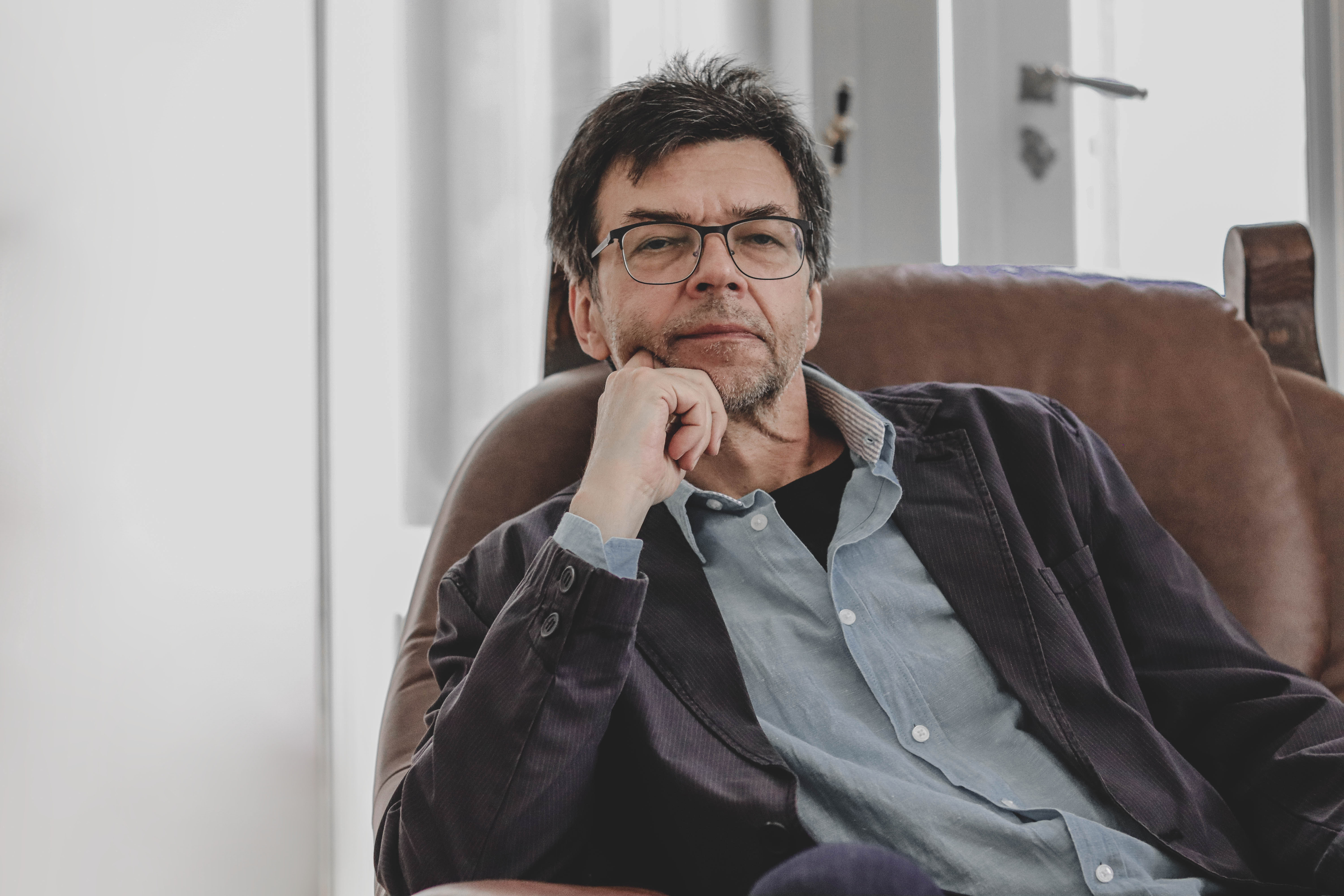 Maciej Świerkocki siedzący na fotelu pozujący do zdjęcia.