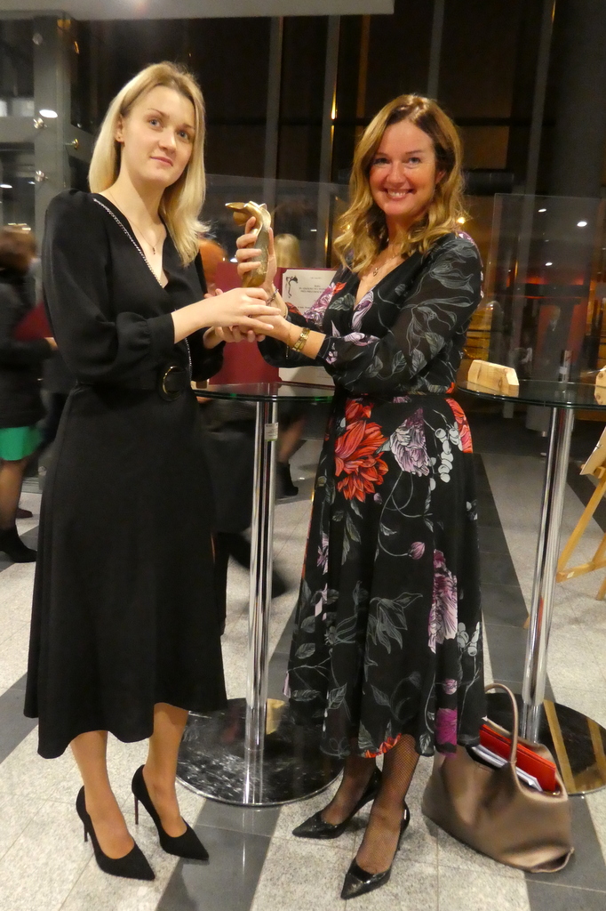 prof. Monika Wiśniewska-Kin i mgr Weronika Kisiel ze statuetką