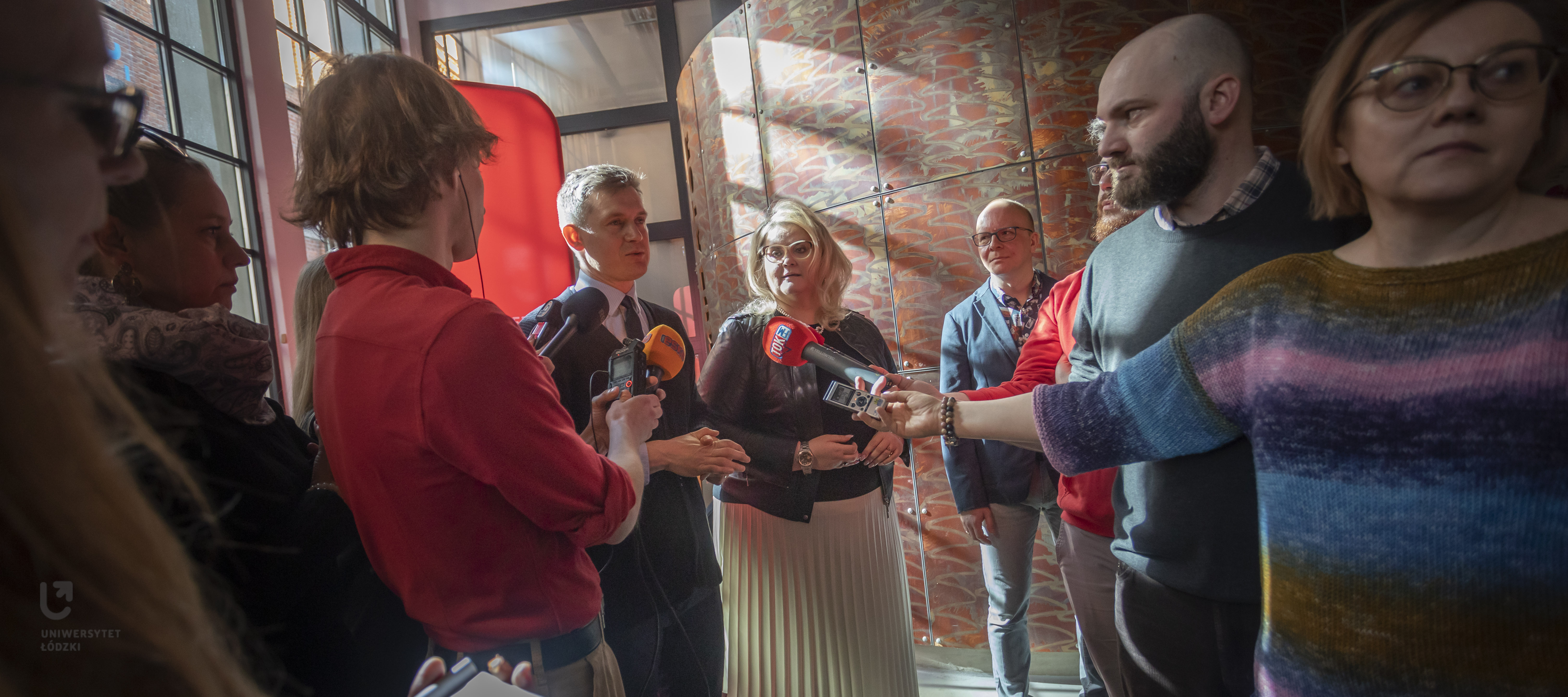 uczestnicy briefingu podczas wypowiedzi do mediów