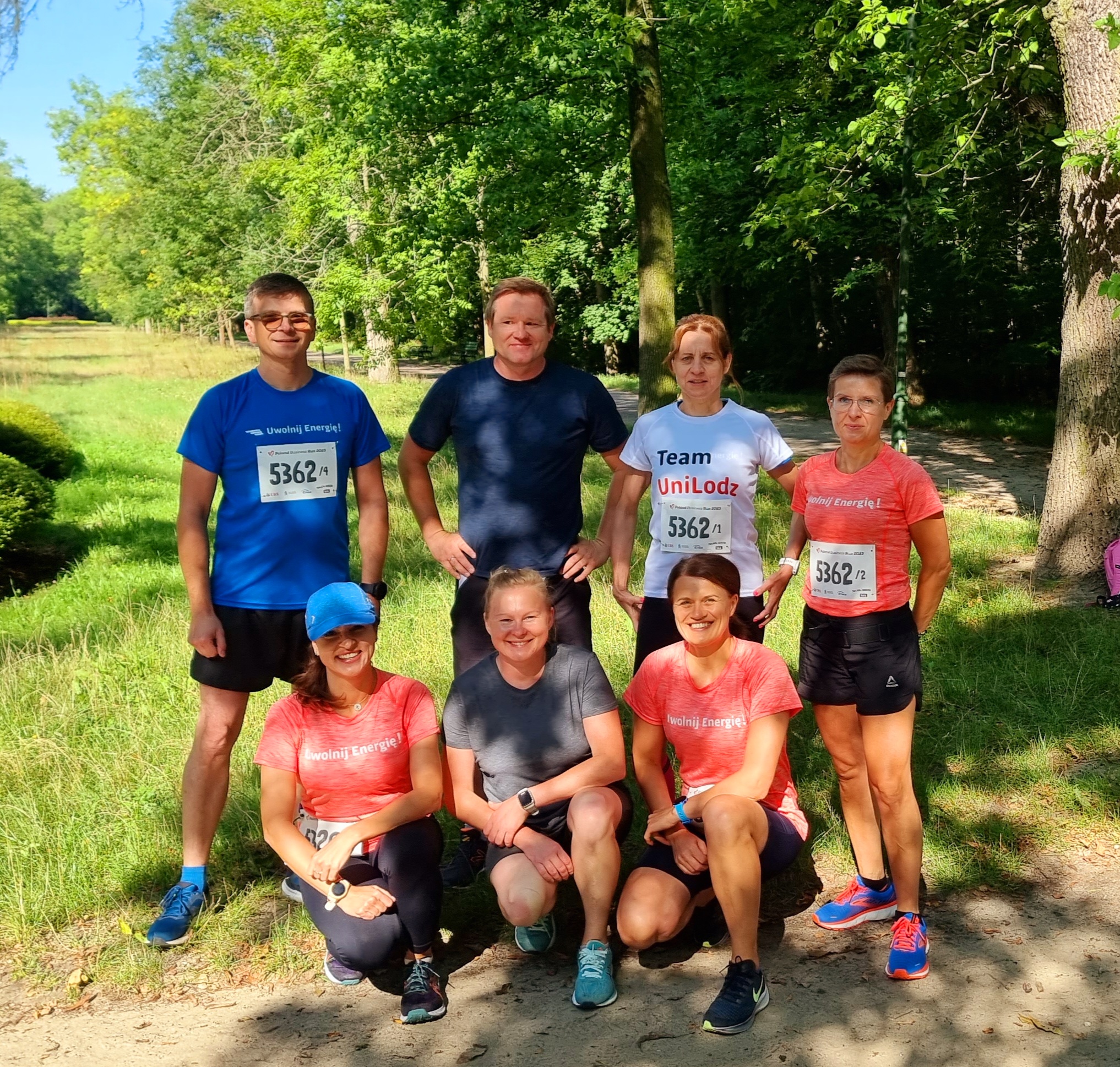 uczestnicy biegu w parku