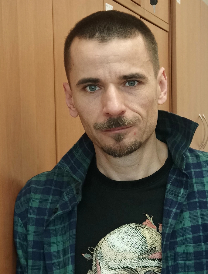 portret profesora w koszuli w kratę