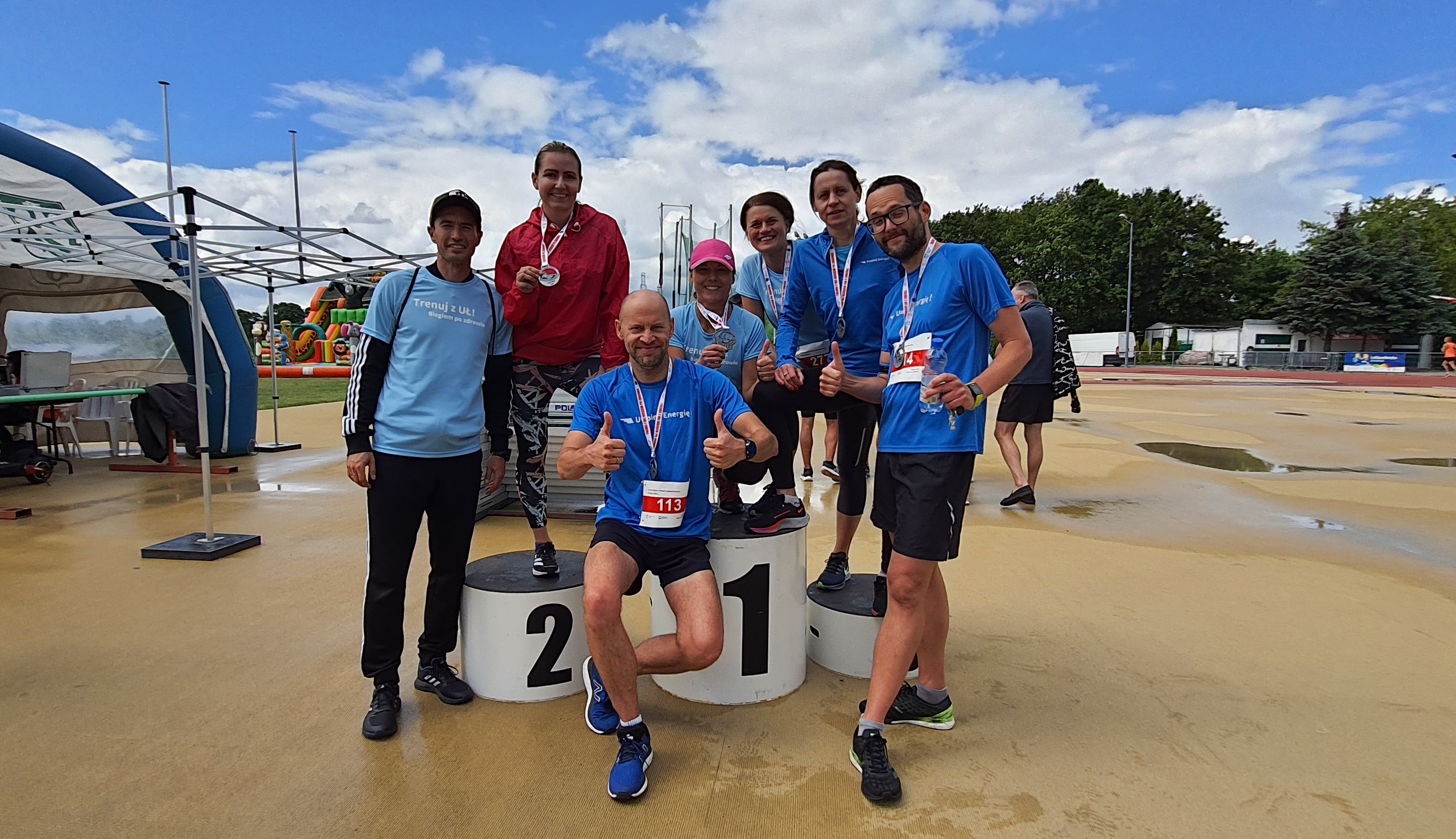 biegacze na stadionie przy podium