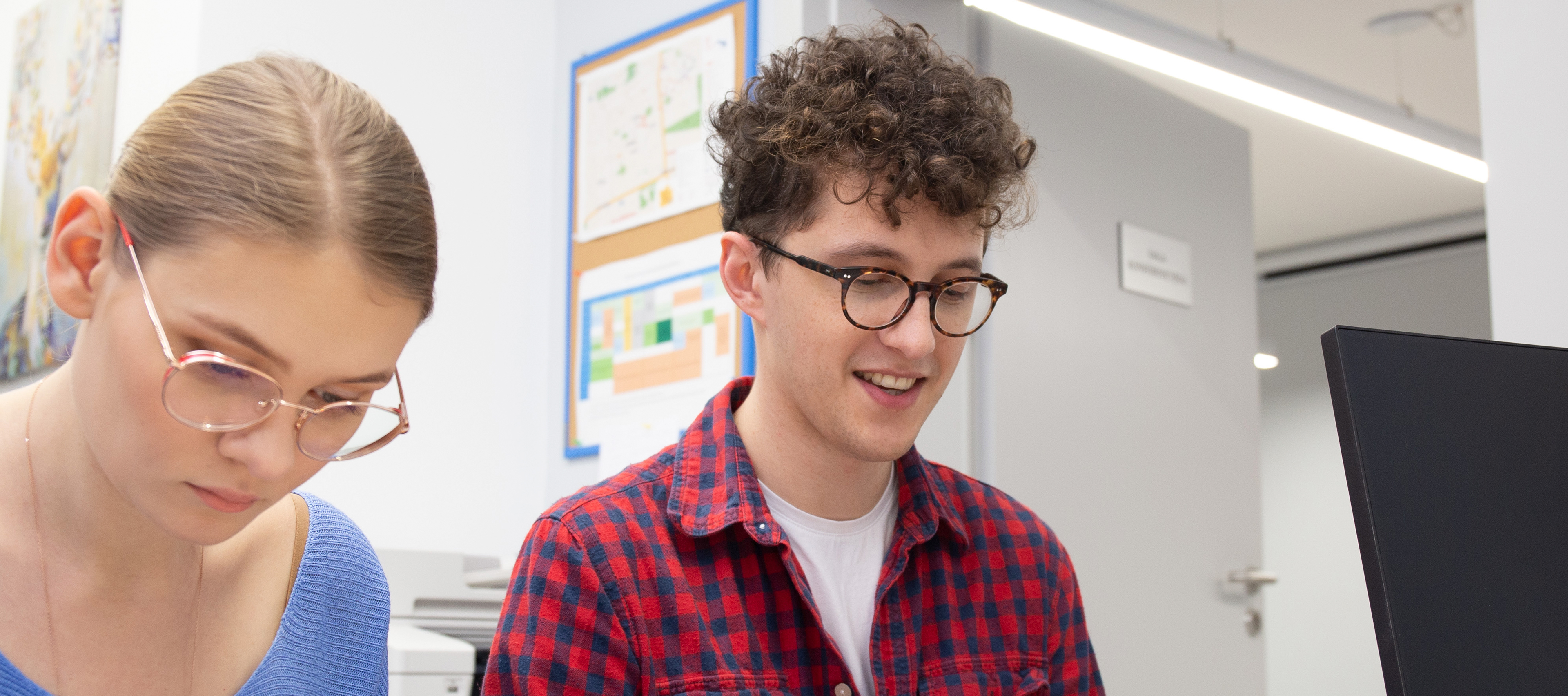 Chłopak i dziewczyna przy biurku