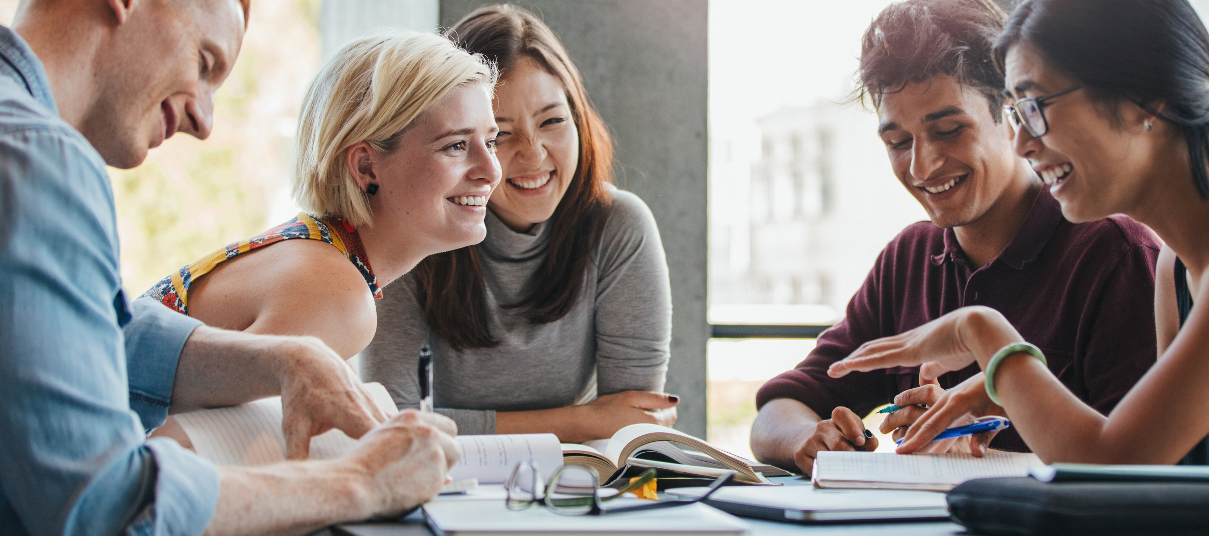 grupa dyskutujących studentów przy stole