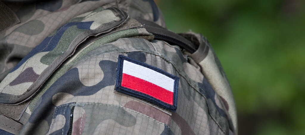 zdjęcie przedstawia ramię żołnierza z flagą narodową RP