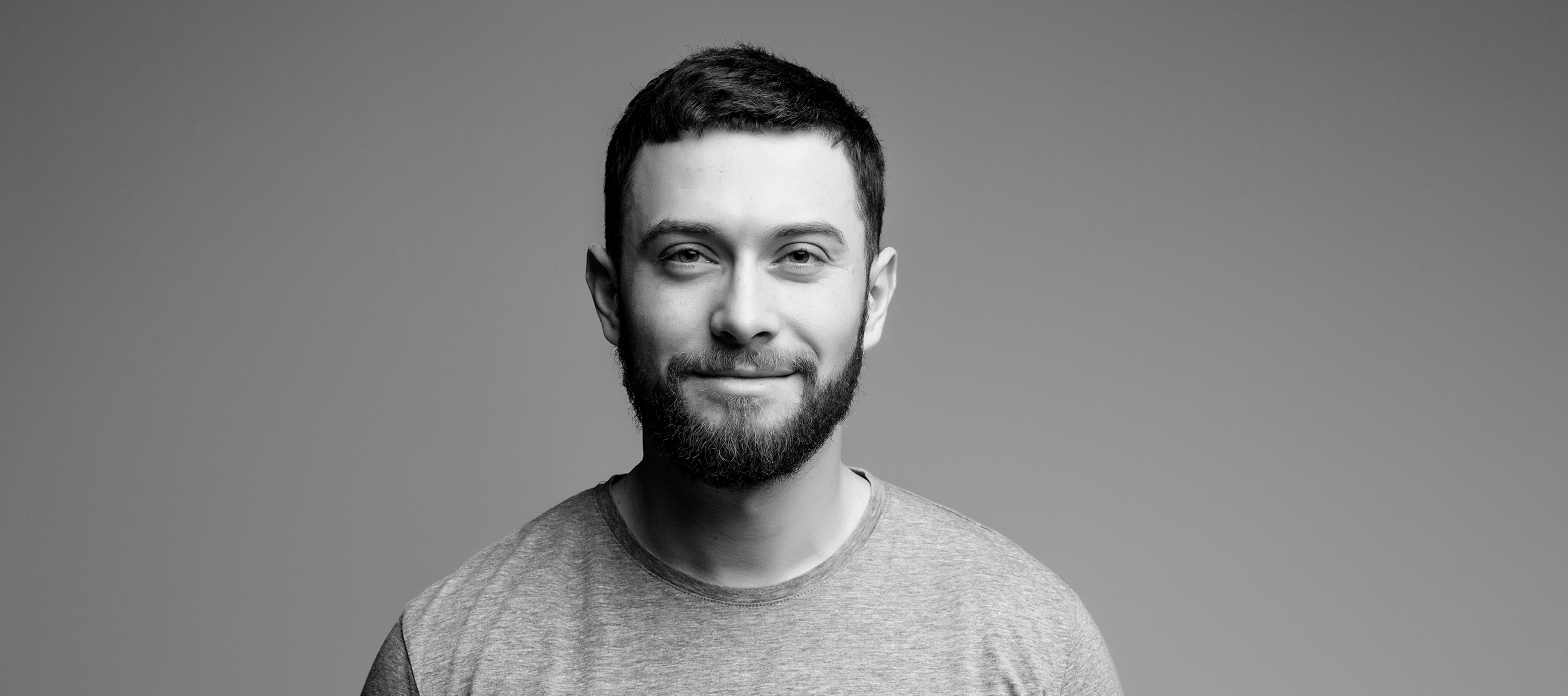 Twarz mężczyzny z brodą 