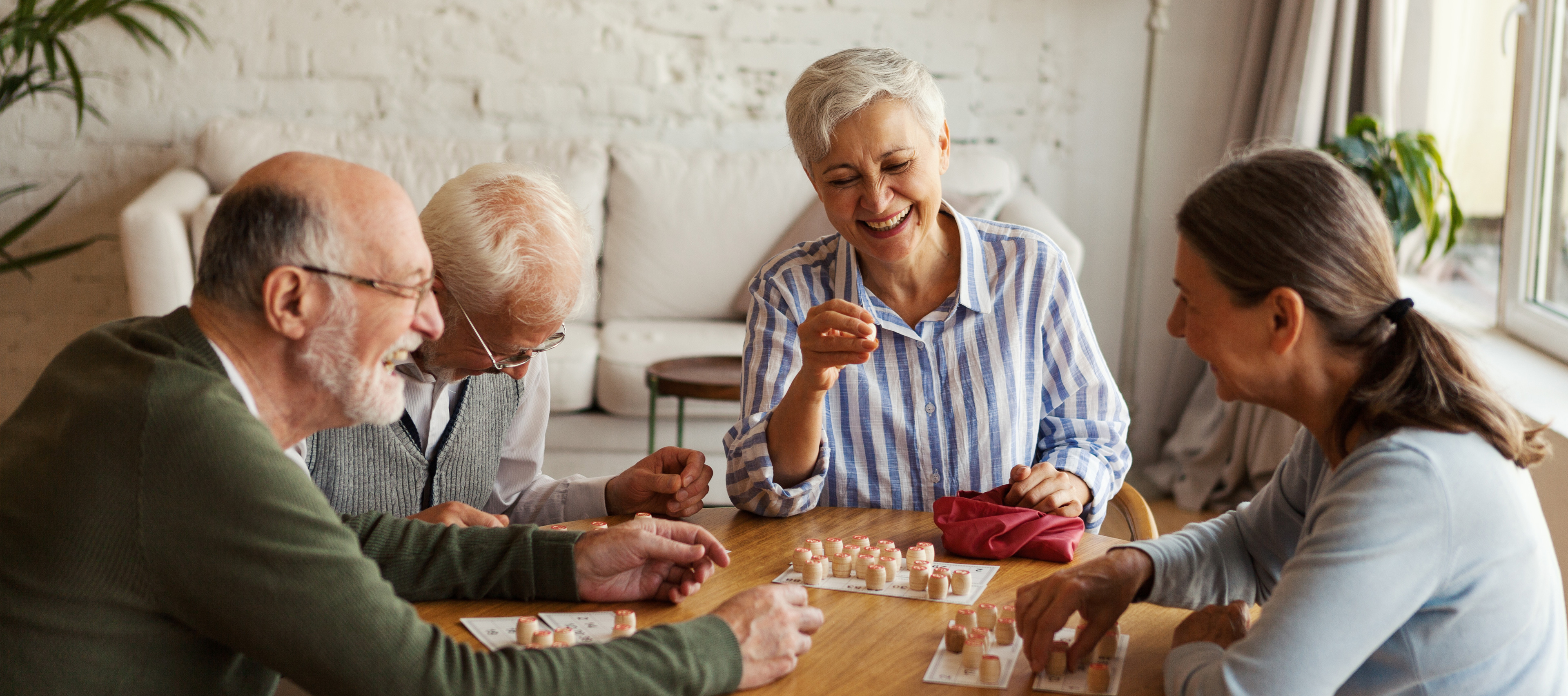 seniorzy grający w bingo