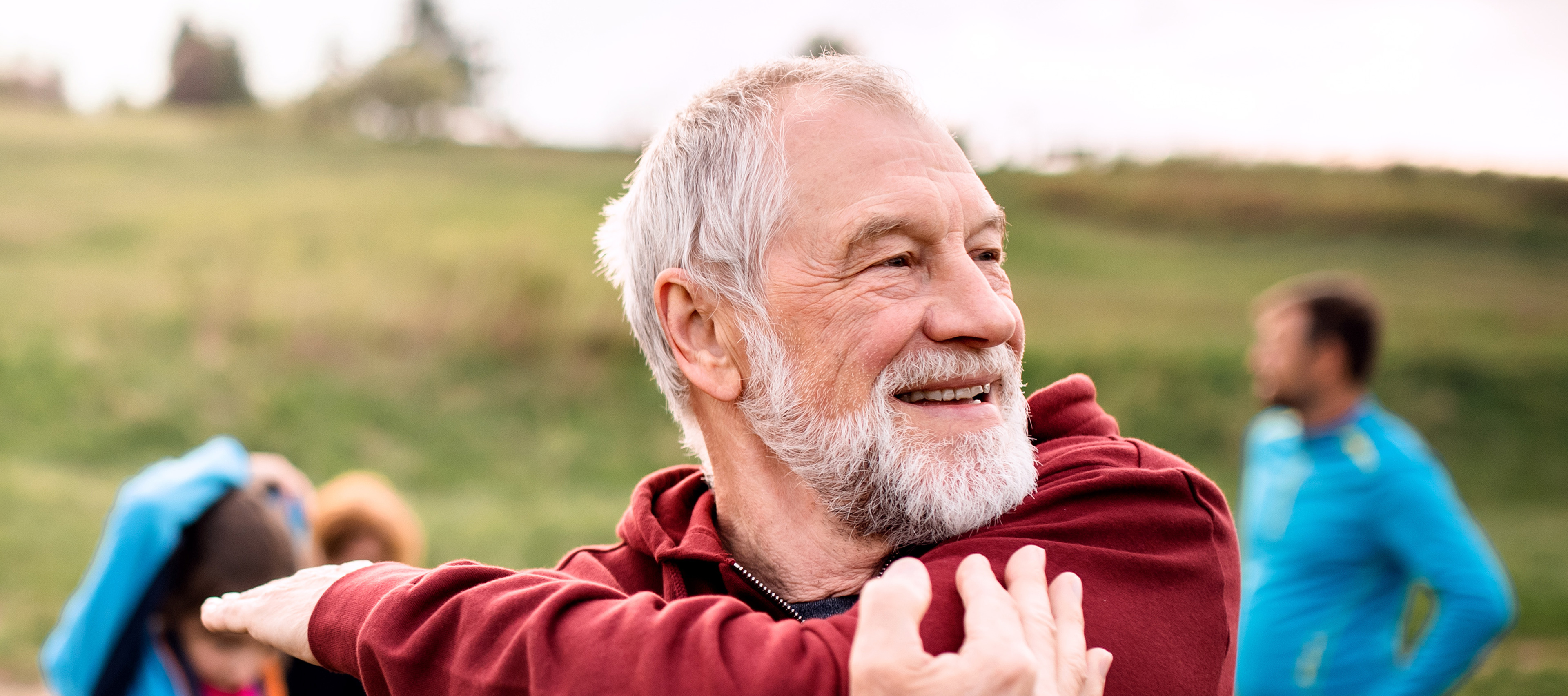 starszy mężczyzna podczas zajęć na świeżym powietrzu