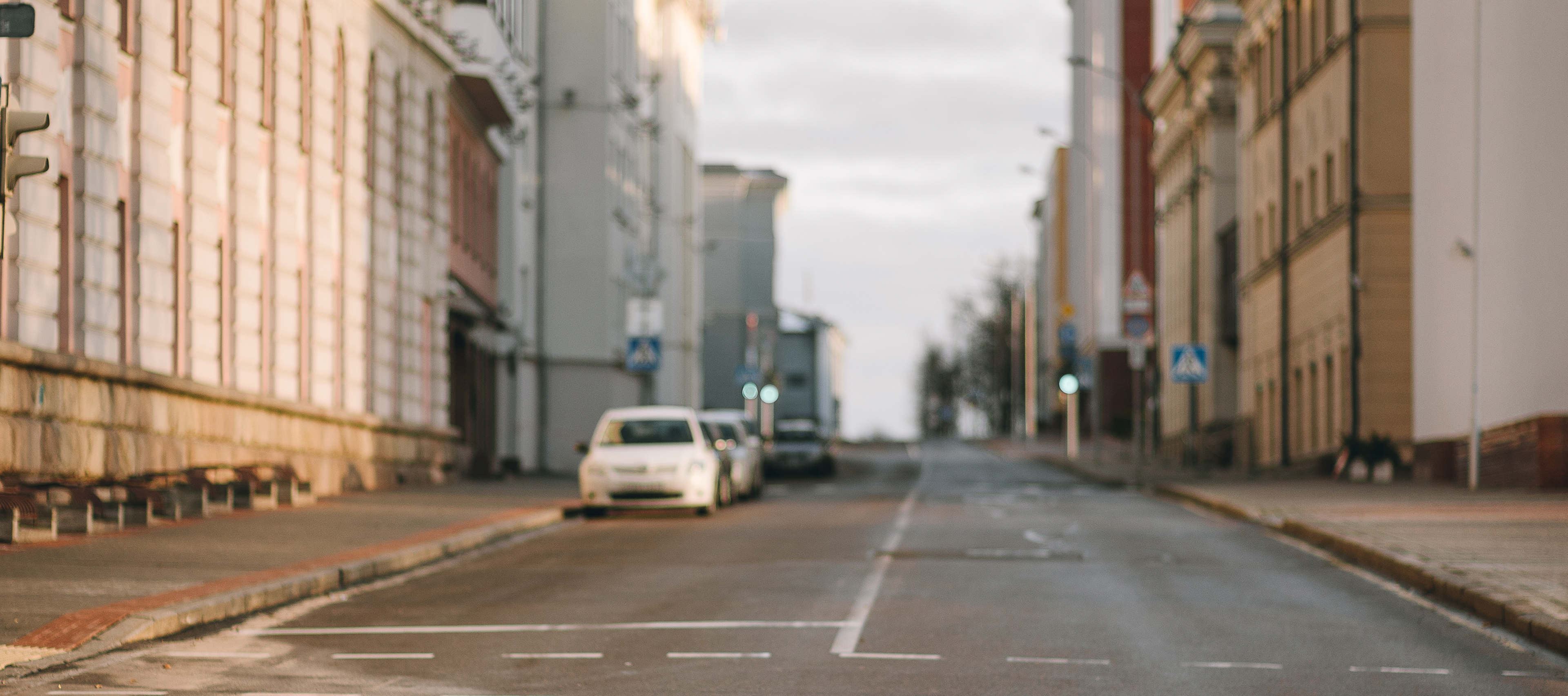 Opustoszała miejska ulica