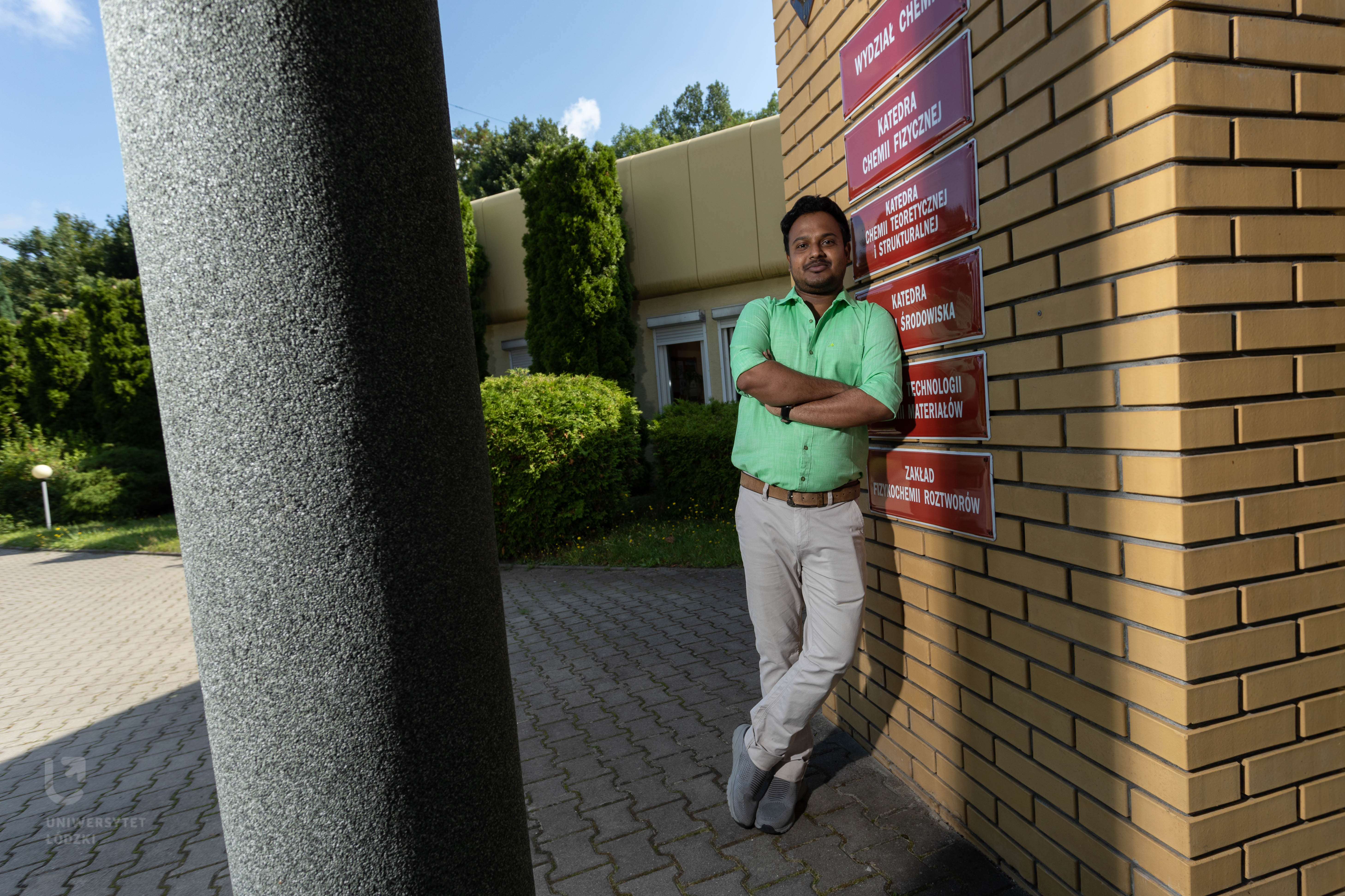 Sujoy Das - Hindus, który pracuje na Wydziale Chemii UŁ w ramach konkursu IDUB, stoi obok Wydziału.