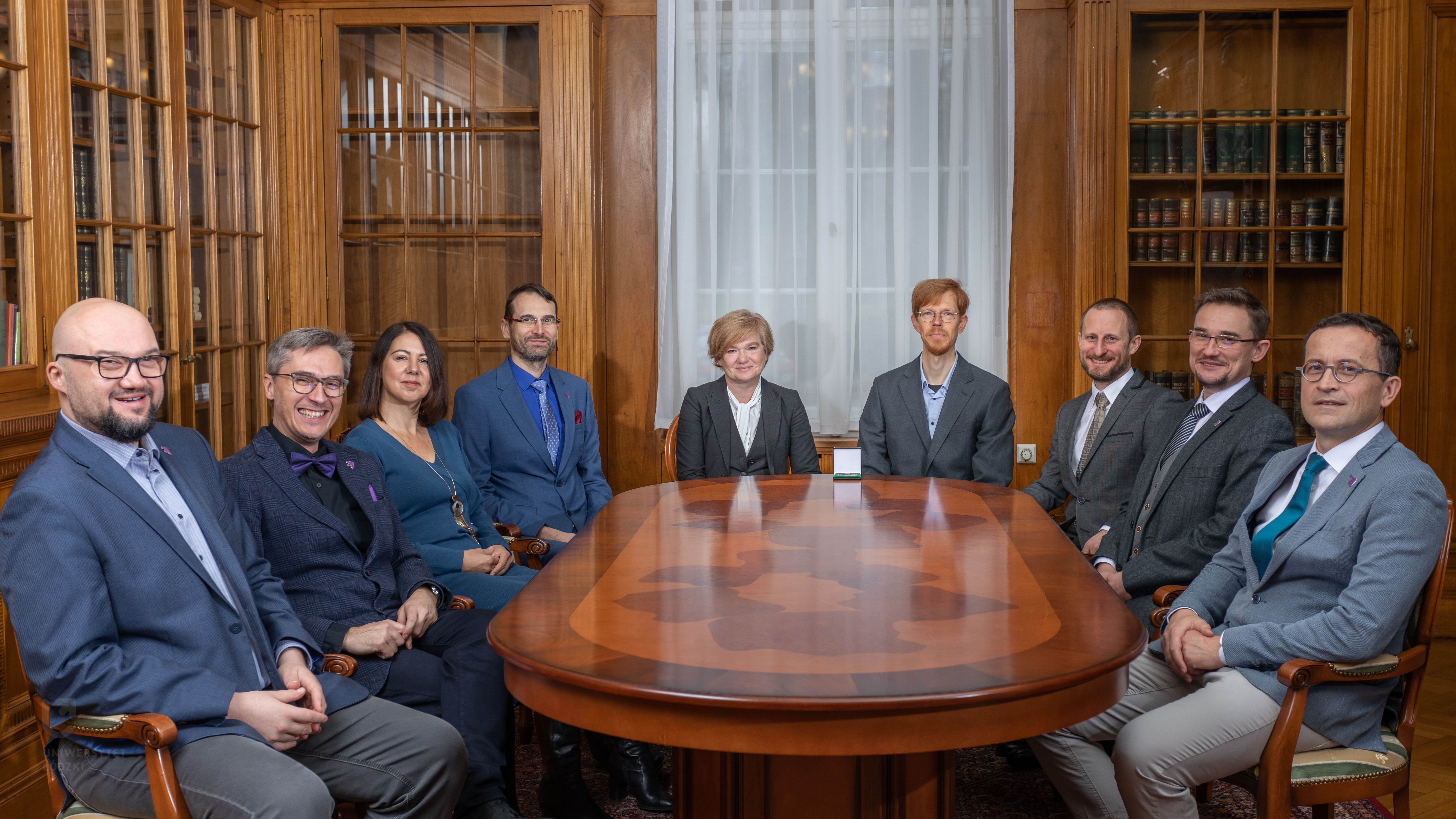 Rektor UŁ i profesor oraz uczestnicy uroczystości przy stole