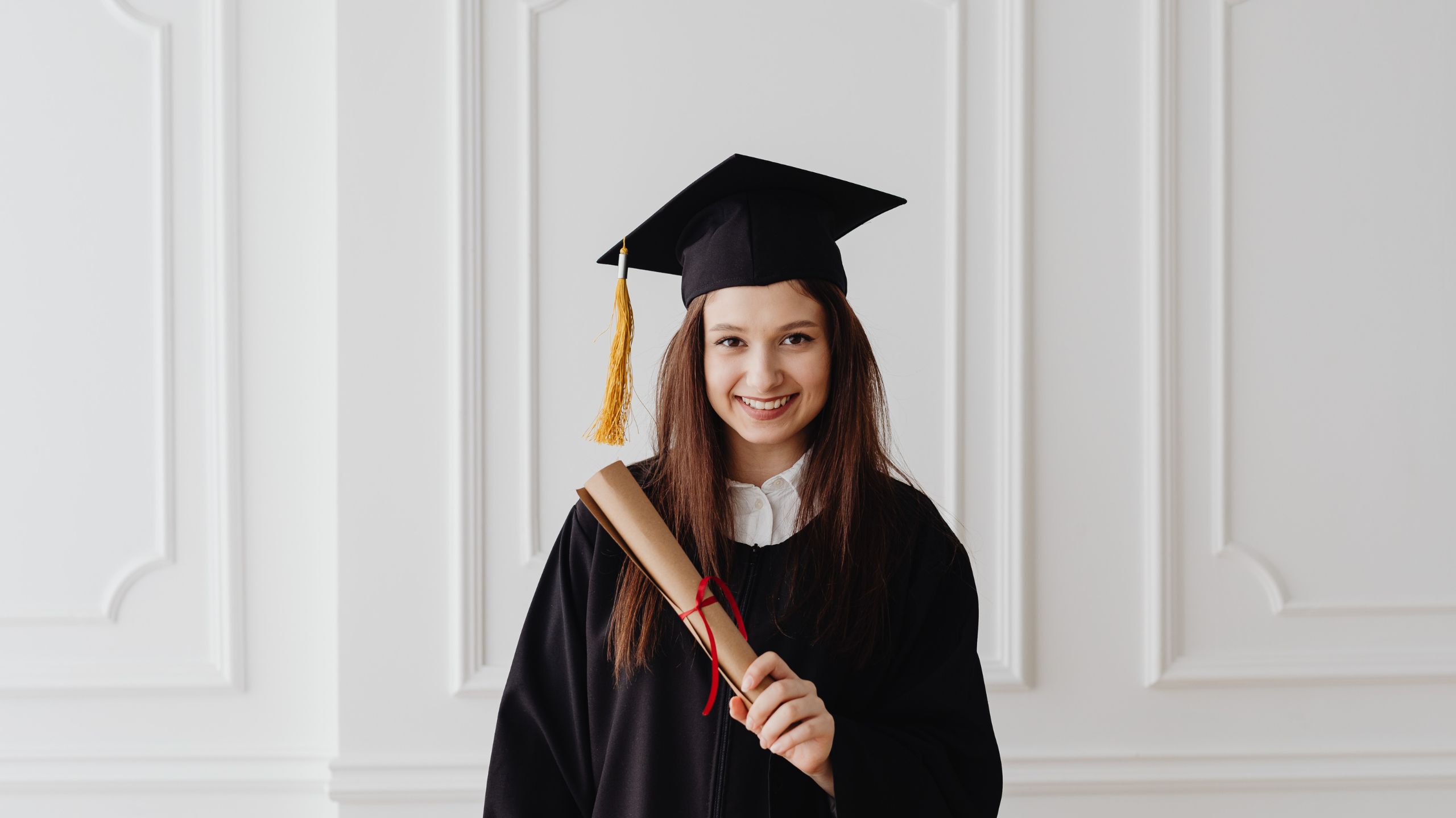 absolwentka w stroju i birecie z dyplomem