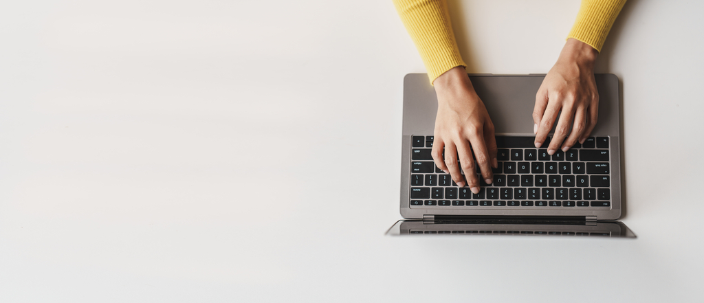 Osoba pracująca na laptopie