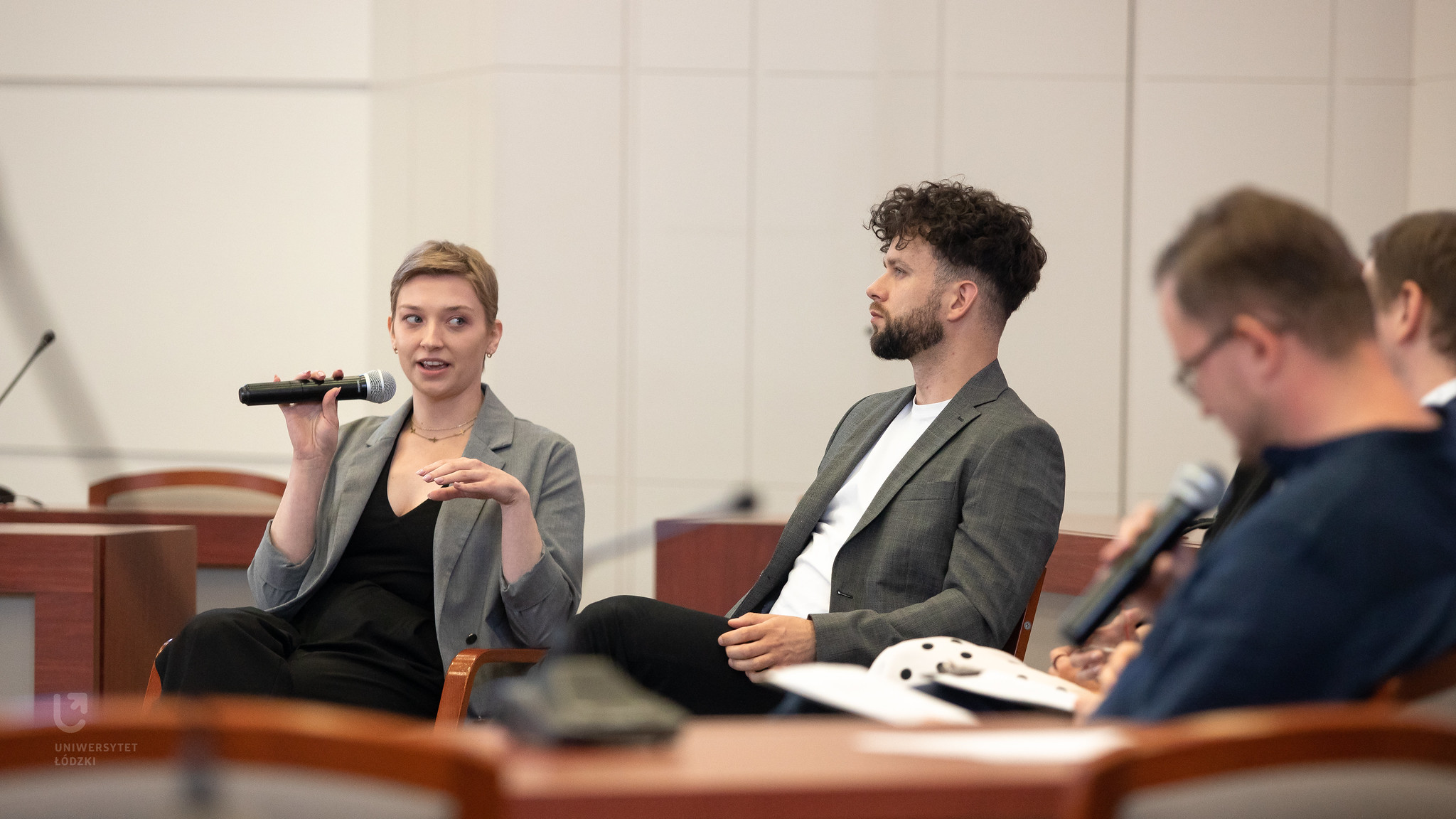 Oliwia Nadarzycka wypowiadająca się w panelu na temat popularyzacji nauki