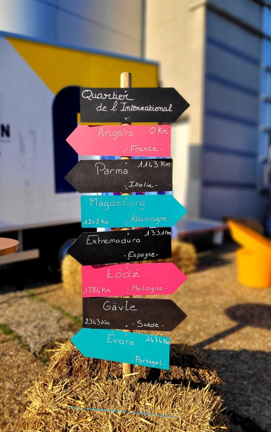 Stos karteczek z nazwami miast europejskich