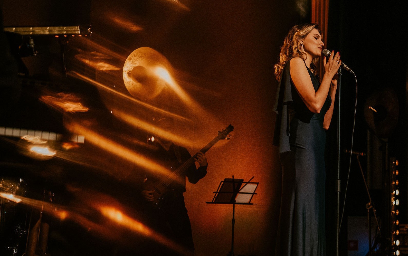 Wokalistka Joanna Aleksandrowicz na scenie