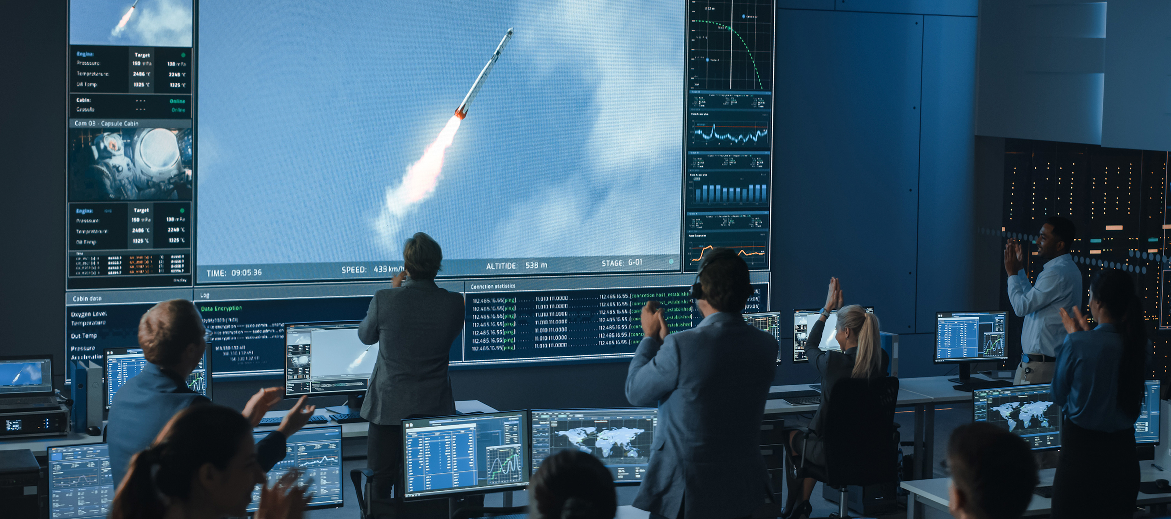 naukowcy obserwują start rakiety