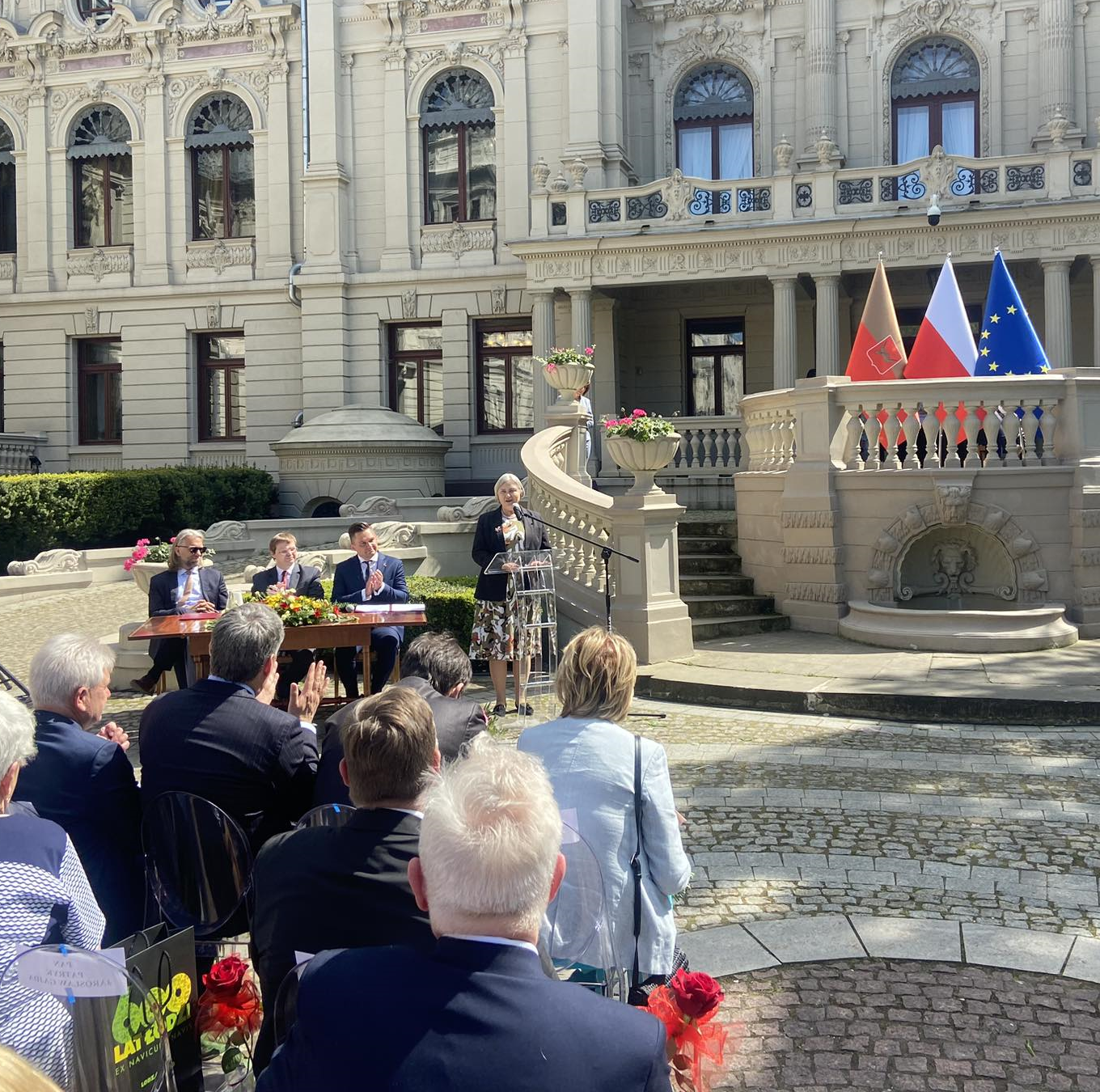 Odznaczeni w ogrodzie Pałacu Poznańskiego