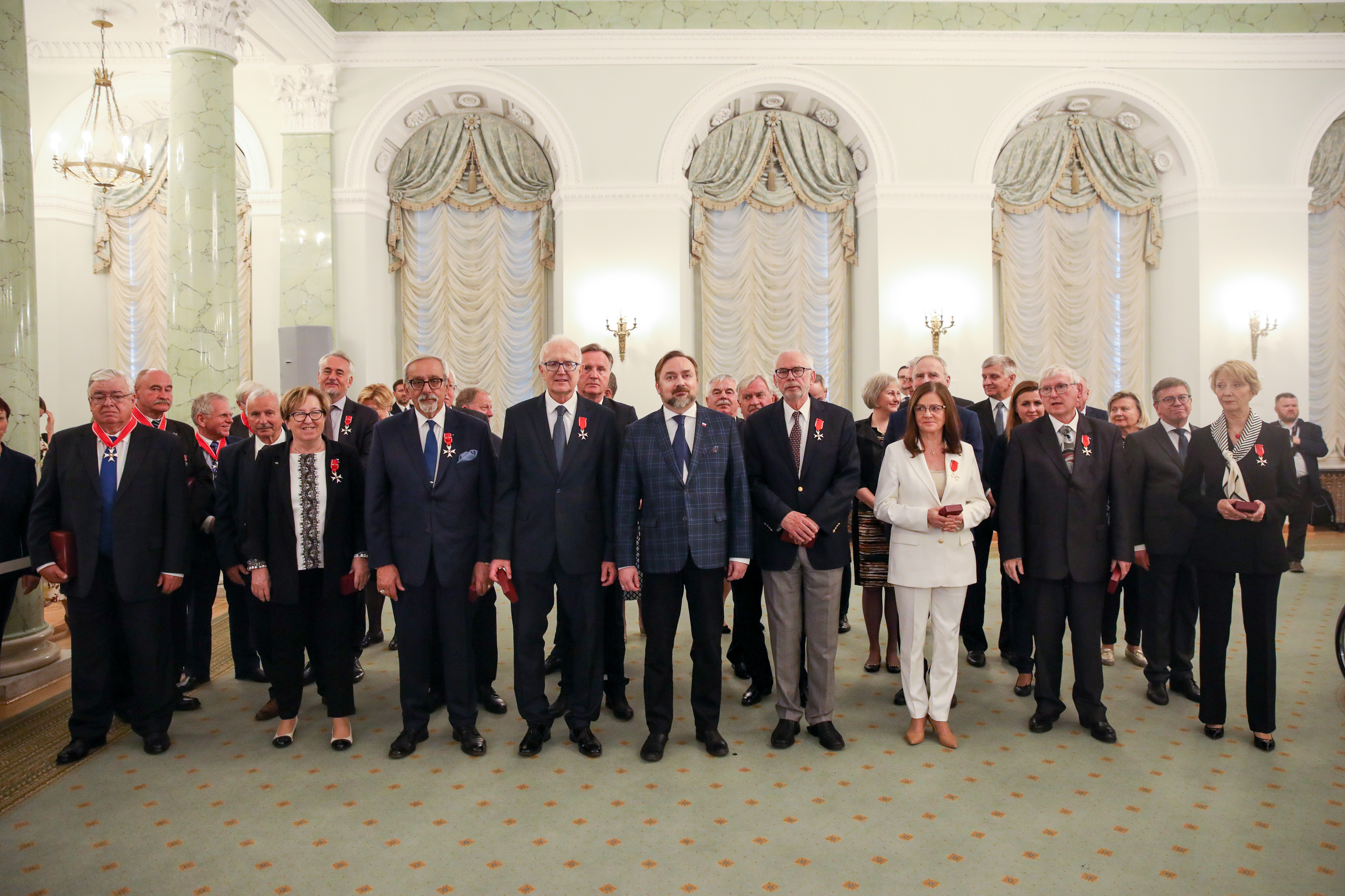 zdjęcie grupowe podczas uroczystości wręczenia orderu