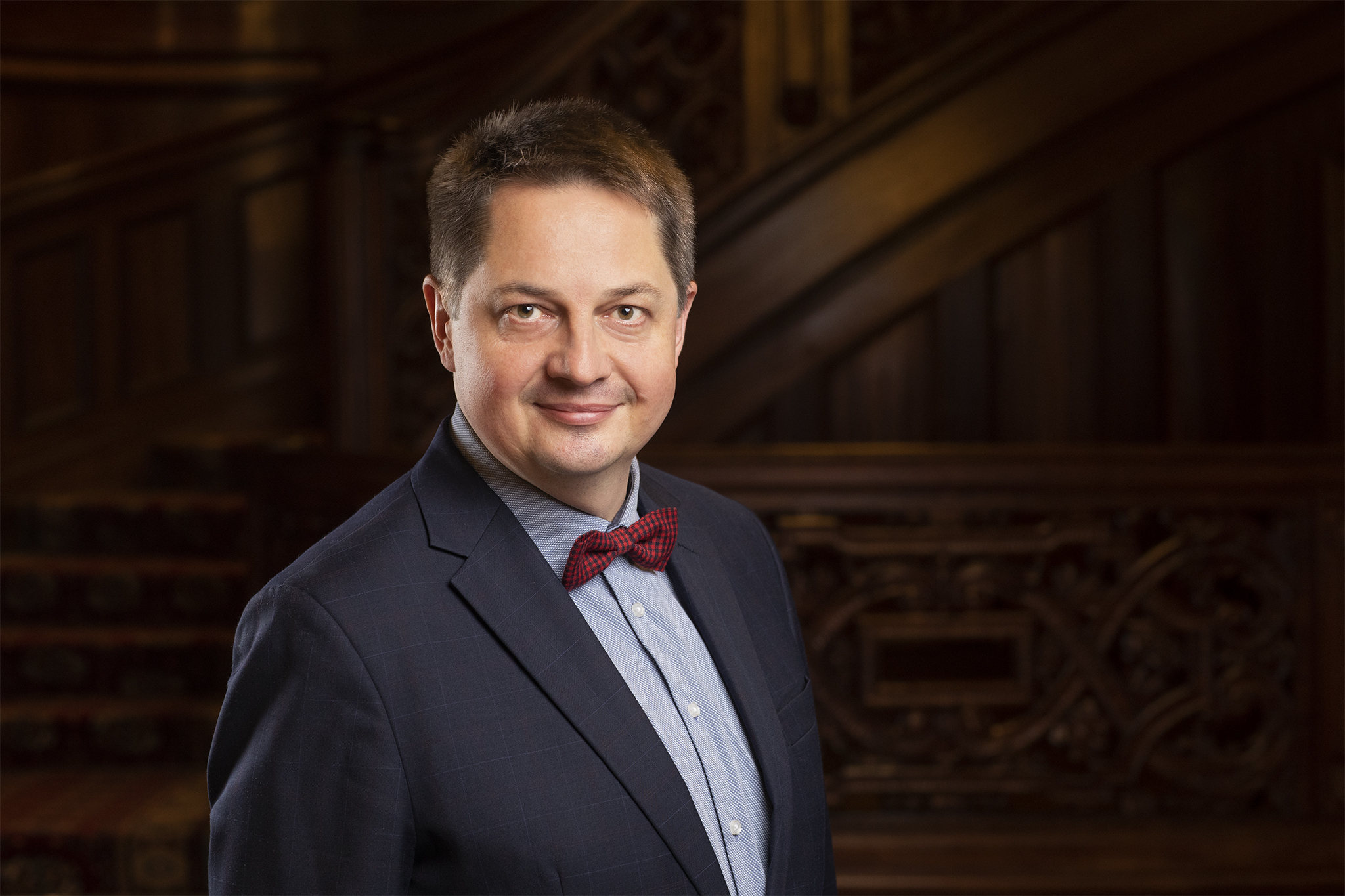 elegancko ubrany mężczyzna z muchą