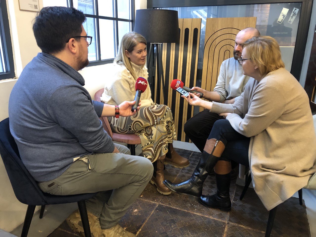 Grupa osób - dziennikarzy z naukowczynią UŁ